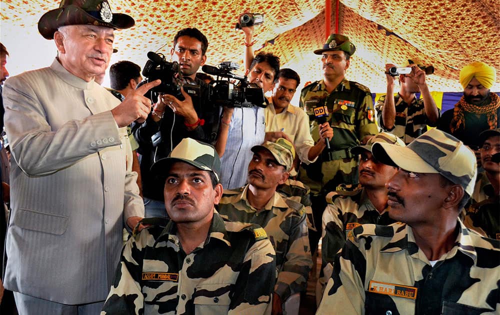 Union Home Minister Sushilkumar Shinde interacting with BFS personnel in Samba sector of Jammu.