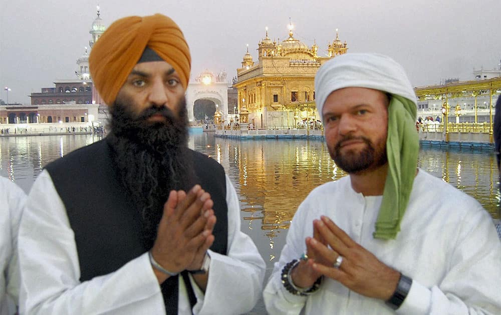 Pakistan’s first Sikh MP Ramesh Singh Arora along with sufi Singer Hans Raj Hans at the Golden Temple Amritsar.