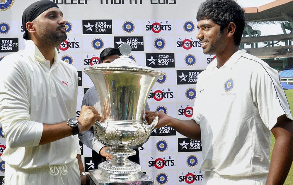North Zone captain Harbhajan Singh (L) and South Zone captain Abhinav Mukund holding the trophy after both the teams were declared joint winners of the 2013-14 Duleep Trophy season, in Kochi.