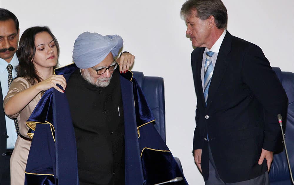 Prime Minister Manmohan Singh being conferred with the Honorary Doctorate by acting Rector Viktor Kirillov (R) of Faculty of Moscow State Institute of International Relations (MGIMO-University) in Moscow.