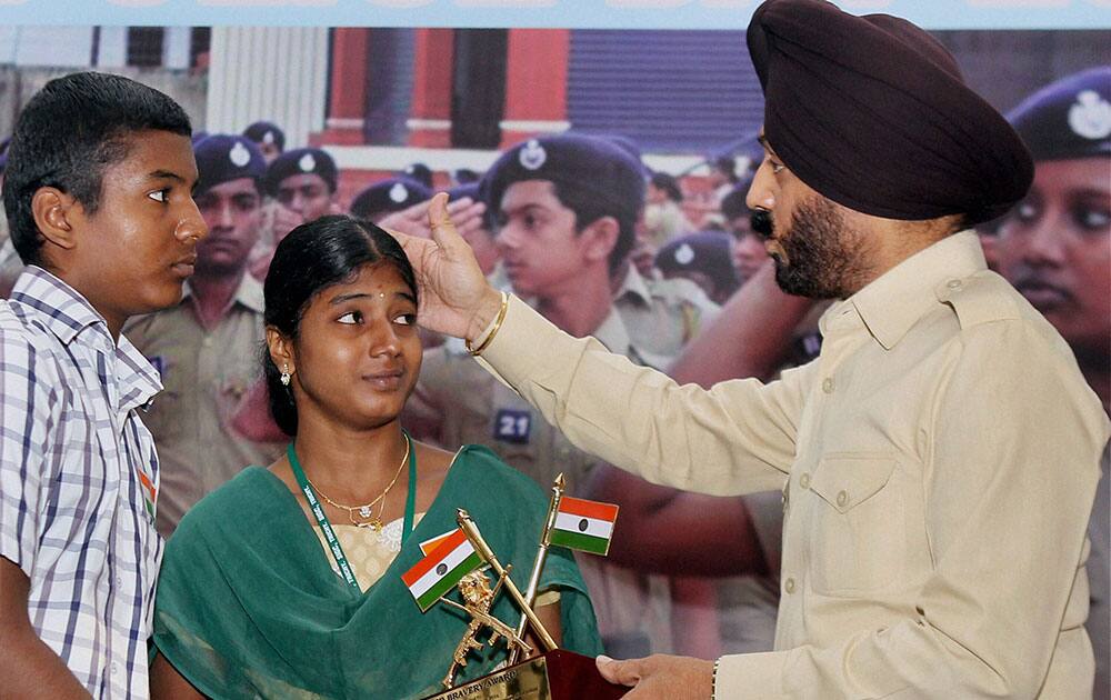 All India Anti Terrorist Front Chairman MS Bitta honoring a family member of a policeman, who lost his life in action during `Veer Bravery Awards` function during a commemorative programme `Zara Yaad Karo Qurbani` in Chennai.