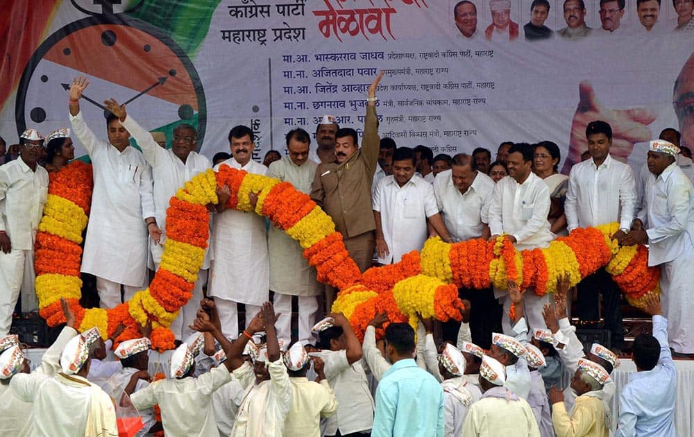 Deputy Chief Minister of Maharashtra, Ajit Pawar, State Home Minister R R Patil, and other dignitaries garlanded by a huge nine quintal garland which involved the work of 12 persons over 14 hours to weave it. 20 NCP workers lift the grand to felicitate NCP leadership. in Shegaon.