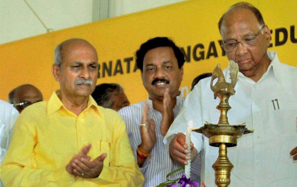 Union Agriculture Minister Sharad Pawar inaugurates a Karnataka Lingayat Education society`s college in Kalamboli, Navi Mumbai.