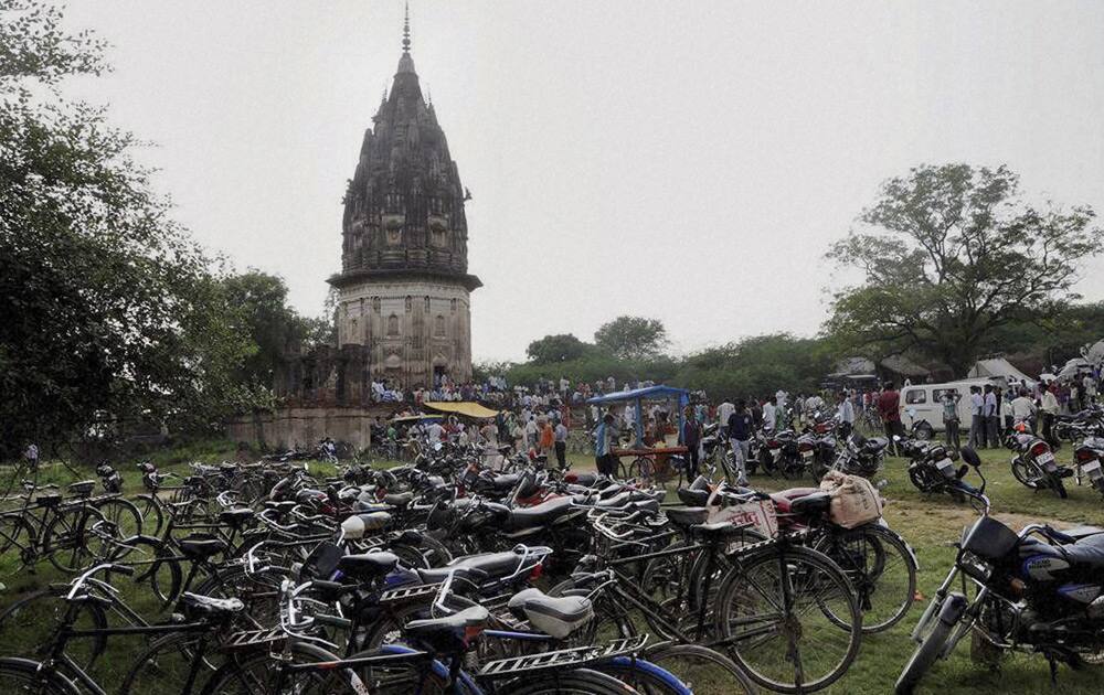 People visit the fort of King Rao Ram Baksh Singh in Unnao in Uttar Pradesh. Archaeologists began digging for treasure beneath the 19th century fort on Friday, after a popular Hindu holy man said a former king appeared to him in a dream and told him of the cache.