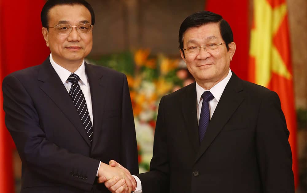 Chinese Premier Li Keqiang, left, shakes hands with Vietnamese President Truong Tan Sang at the Presidential Palace in Hanoi, Vietnam.