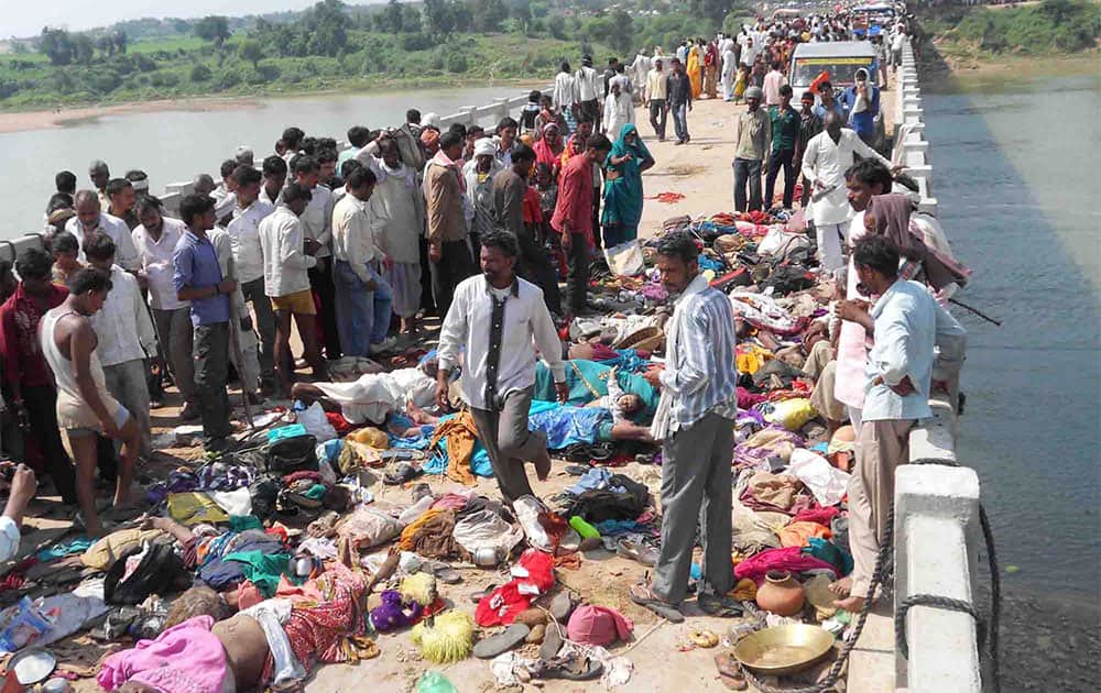 The bodies of victims of a stampede lie on a bridge across the Sindh River in Datia district in Madhya Pradesh state.