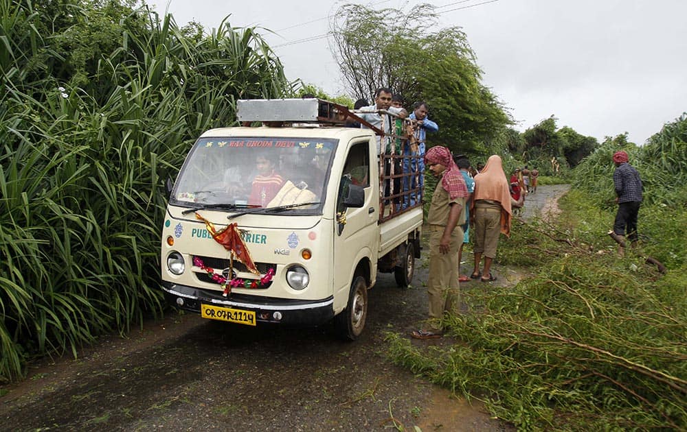 Villagers make their way to cyclone shelter, in village Podampeta, in Ganjam district about 200 kilometers (125 miles) from the eastern Indian city Bhubaneswar.