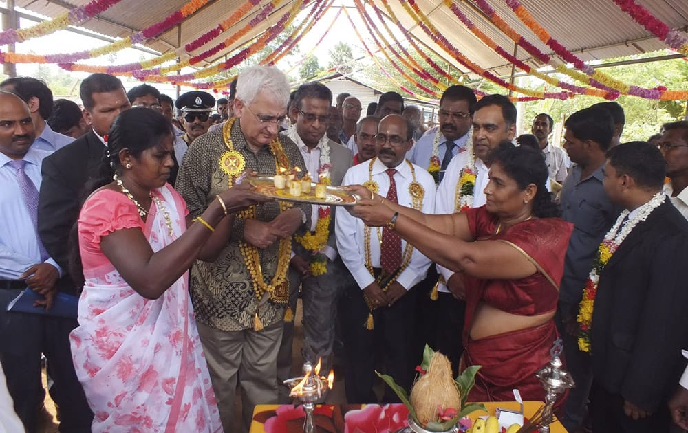 Sri Lankan ethnic Tamil women perform a ritual to traditionally welcome Indian External Affairs Minister Salman Khurshid at an Indian government funded housing project in Jaffna, Sri Lanka.