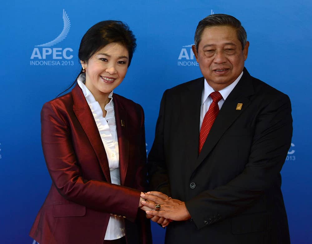 Thai PM Yingluck Shinawatra poses with Indonesian President Susilo Bambang Yudhoyono for photographers upon arrival for the APEC Business Advisory Council dialogue with leaders of the Asia-Pacific Economic Cooperation forum in Bali.