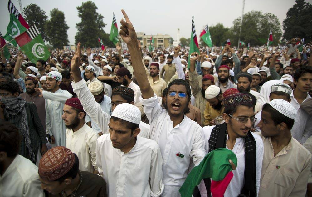 Supporters of banned sectarian group Sipah-e-Sahaba shout slogans in favor of their leader Azam Tariq who was assassinated in 2003, during his anniversary on Friday, in Islamabad.