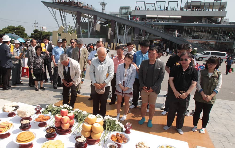 North Korean refugees and their family members pray to respect for their ancestors in North Korea during a ceremony to mark the Chuseok, the Korean version of Thanksgiving Day, at the Imjingak Pavilion, near the demilitarized zone of Panmunjom, in Paju, South Korea.
