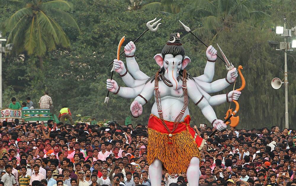 Devotees gather to watch the immersion of idols of elephant-headed Hindu God Ganesha, on the banks of the Arabian Sea in Mumbai.