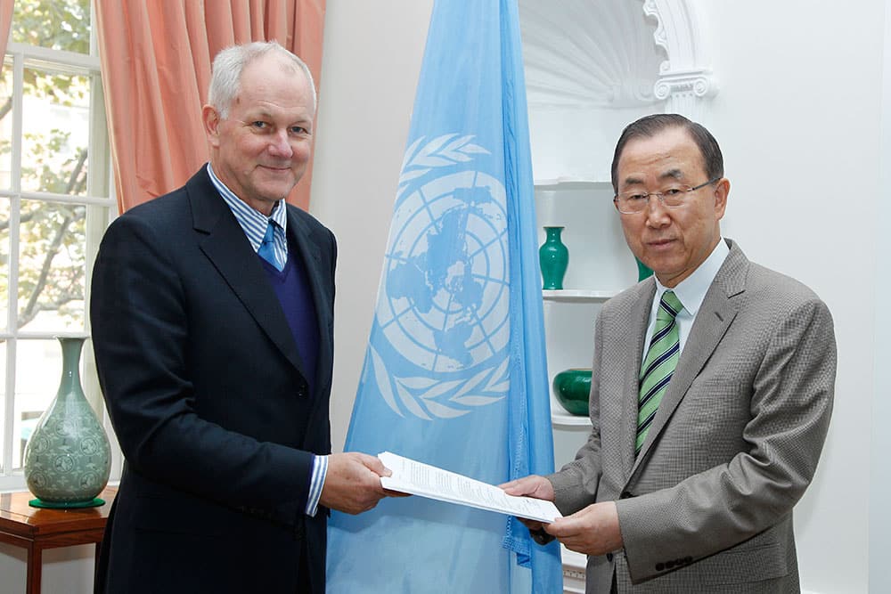 This photo released by the United Nations shows professor Ake Sellstrom, head of the chemical weapons team working in Syria, handing over the report on the Al-Ghouta massacre to Secretary-General Ban Ki-moon.