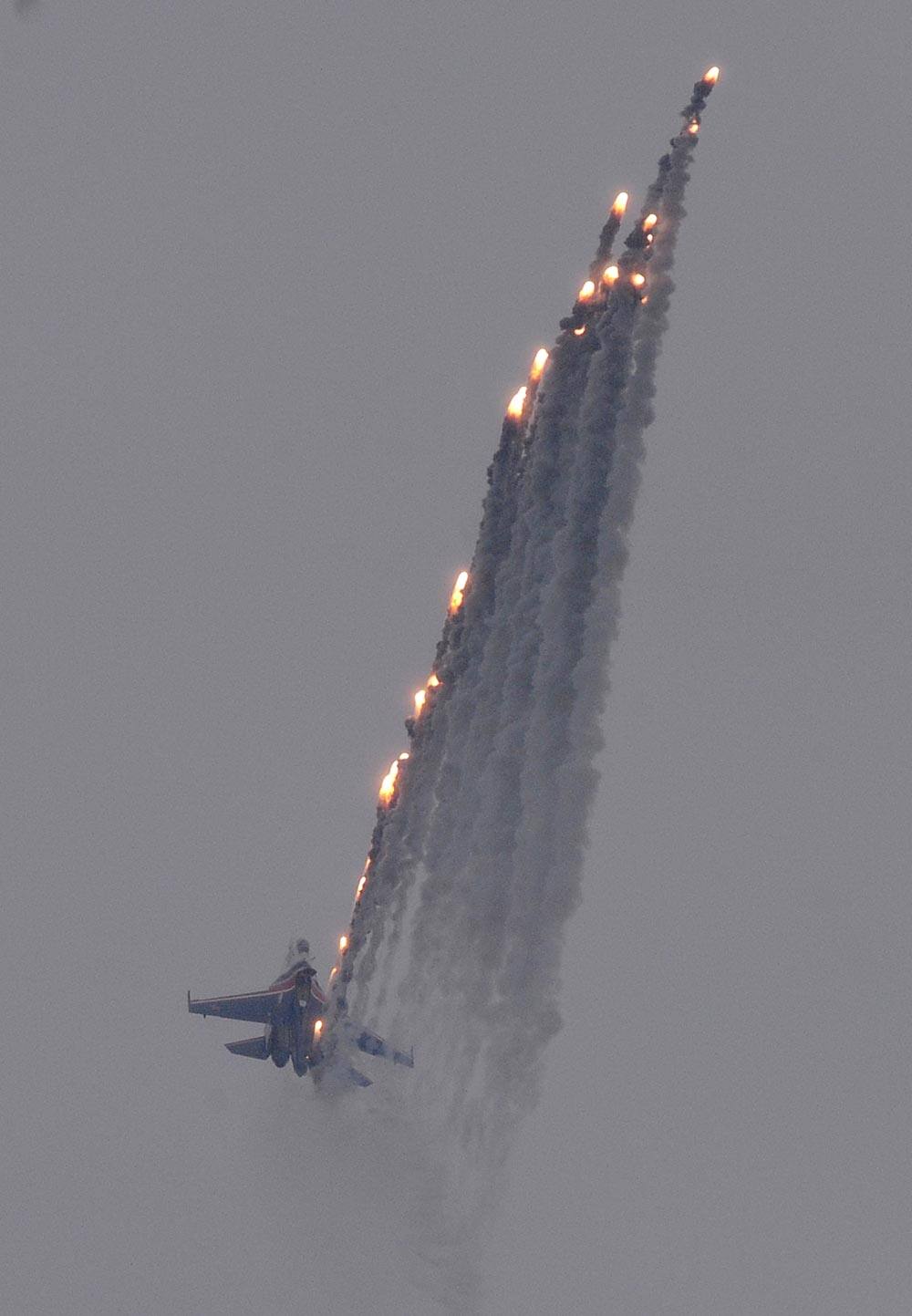 Su-27 fighter jets of the Russian pilot group Russian Knights perform at the MAKS Air Show, in Zhukovsky outside Moscow.