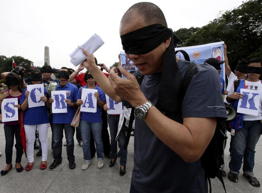 Roman Catholic priest Fr. Robert Reyes prepares to run blindfolded along with supporters to protest the recent pork barrel scandal which centered on a powerful businesswoman who allegedly collaborated with Philippine senators and congressmen in channeling the funds but went into hiding after she was charged with illegal detention of a whistle-blower, in Manila.
