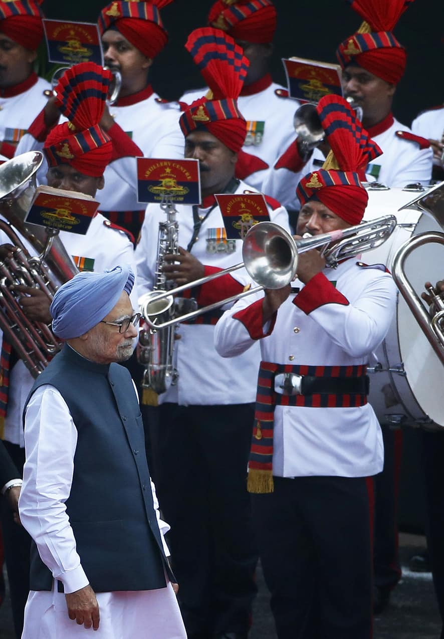 Prime Minister Manmohan Singh inspects a guard of honor as he reaches the Red Fort to celebrate Independence Day, in New Delhi.