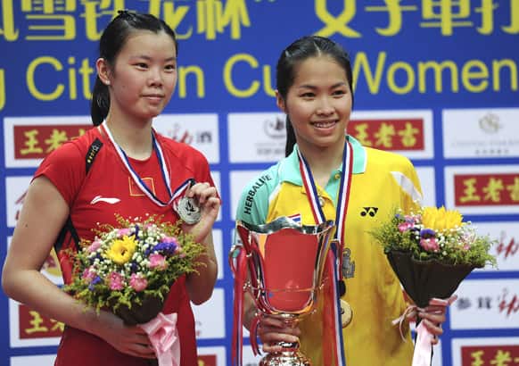 Thailand`s Ratchanok Inthanon, right, and Li Xuerui of China pose during a prize presentation on the podium after their women`s badminton singles final match at the 2013 BWF World Championships in Guangzhou.