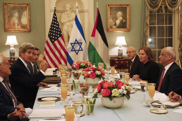 John Kerry, is seated with Israel`s Justice Minister and chief negotiator Tzipi Livni, Palestinian chief negotiator Saeb Erekat and Yitzhak Molcho, an adviser to Israeli PM Benjamin Netanyahu, at an Iftar dinner, which celebrates Ramadan, at the State Department in Washington.