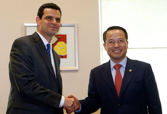 David Cohen, the undersecretary for terrorism and financial intelligence at the Department of the Treasury of the US and South Korean Vice Foreign Minister Kim Kyou-hyun, pose before their talks in Seoul, South Korea.