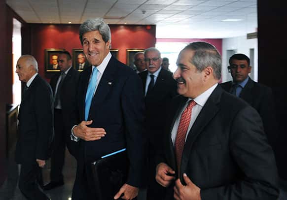 US Secretary of State John Kerry, center, Jordan`s Foreign Minister Nasser Judeh, right, and Egypt`s Foreign Minister Mohammed Kamel Amr, left, arrive for a meeting with the Arab League Peace Initiative at the Ministry of Foreign Affairs in Amman, Jordan.