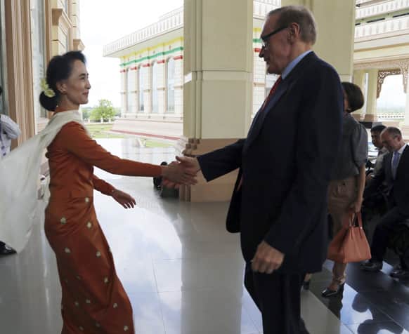 Myanmar opposition leader Aung San Suu Kyi shakes hands with Australian Foreign Minster Bob Carr during their meeting in Naypyitaw, Myanmar.
