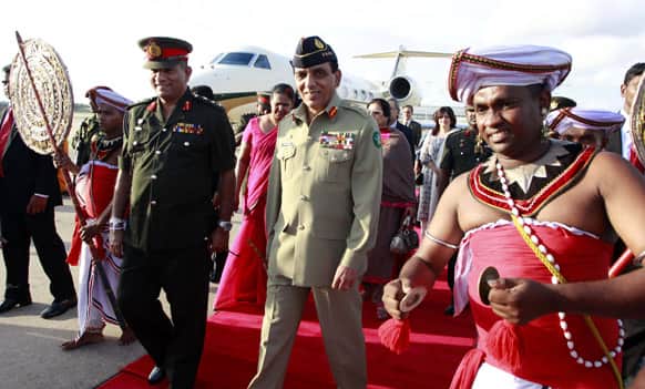 Pakistan’s army Chief Gen. Ashfaq Parvez Kayani walks along with his Sri Lankan counterpart Gen. Jagath Jayasuriya upon his arrival in Colombo. Gen. Kayani is on an official three-day visit to Sri Lanka.
