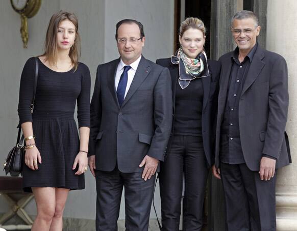 French President Francois Hollande, center left, poses for photographers with Tunisian film director Abdellatif Kechiche, right, and French actresses Adele Exarchopoulos, left, and Lea Seydoux prior to a lunch at the Elysee Palace, in Paris.