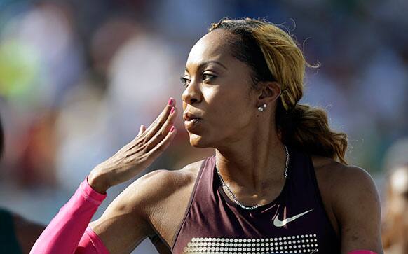 Sanya Richards-Ross blows a kiss to the crowd after her senior women`s 400-meter run heat at the U.S. Championships athletics meet, in Des Moines, Iowa.
