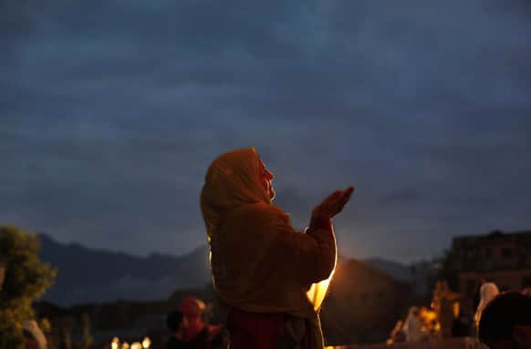 A Kashmiri Muslim woman prays early in the morning at Hazratbal shrine during a ceremony a week after the occasion of Mehraj-u-Alam, in the outskirts of Srinagar.