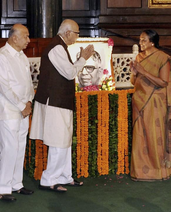 Lal Krishna Advani exchanges greetings with Indian parliament’s lower house Speaker Meira Kumar at a ceremony to pay tributes to former Speaker K.S. Hegde on his birth anniversary in New Delhi.