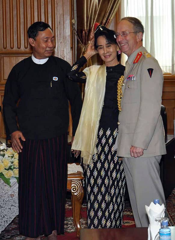 British Chief of the Defense Staff Gen. David Richards, right, talks with Myanmar`s Lower House Speaker Thura Shwe Mann, left, and Myanmar opposition leader Aung San Suu Kyi during their meeting in Naypyitaw, Myanmar.