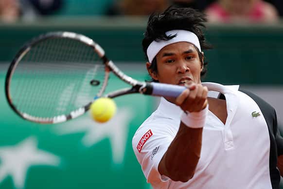 India`s Somdev Devvarman returns against Switzerland`s Roger Federer in their second round match of the French Open tennis tournament.