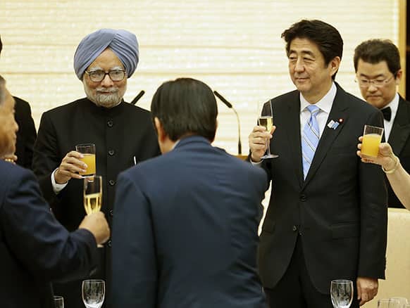Indian Prime Minister Manmohan Singh, left, shares in a toast with his Japanese counterpart Shinzo Abe, right, after delivering his speech during a banquet held by Abe at the prime minister`s official residence in Tokyo.