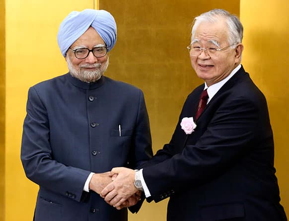 PM Manmohan Singh poses with Hiromasa Yonekura, chairman of Sumitomo Chemical Co. and chairman of the business lobby Keidanren, during a luncheon hosted by Keidanren, the JCCI and the Japan-India Business Co-operation Committee in Tokyo.