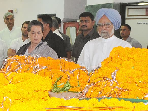 Indian Prime Minister Manmohan Singh, blue turban, right and Congress party President Sonia Gandhi, left, pay homage to state Congress party chief Nand Kumar Patel killed in Saturday`s Maoist attack in a densely forested area about 345 kilometers (215 miles) south here, in Raipur, Chhattisgarh state.