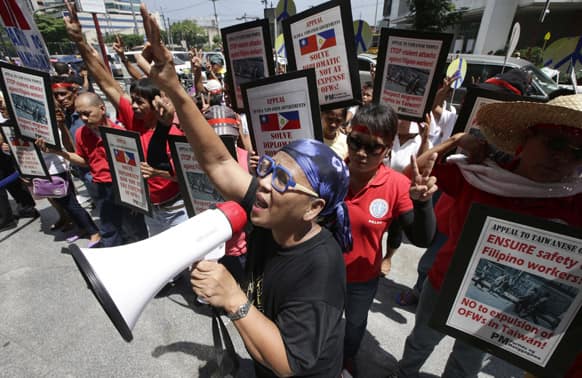 Protesters picket Taiwan`s Taipei Economic and Cultural Office at the financial district of Makati city, east of Manila, Philippines, urging both governments to show restraint in the current diplomatic row following the killing of a Taiwanese fisherman by the Philippine Coast Guard.