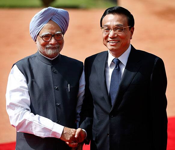 Prime Minister Manmohan Singh shakes hands with Chinese Premier Li Keqiang on his arrival at the Indian Presidential Palace for his ceremonial reception in New Delhi.