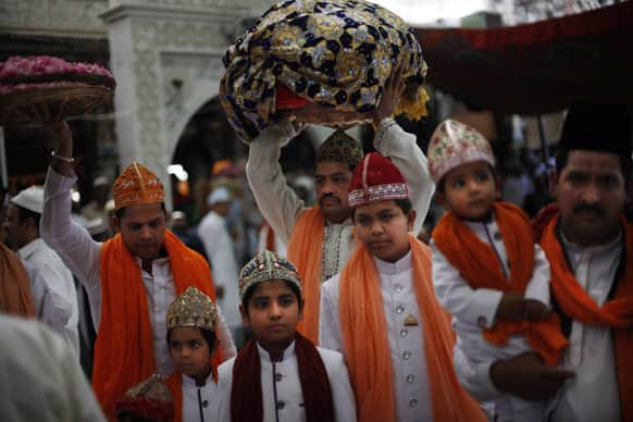 Muslim devotees arrive to pray at the shrine of Sufi saint Khwaja Moinuddin Chishti during the Urs festival, in Ajmer.