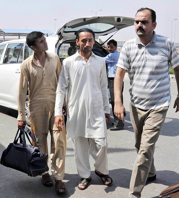 Family members, left and second left, arrive at the Indian side of the border to meet Pakistani prisoner Sanaullah Ranjay at Wagah.