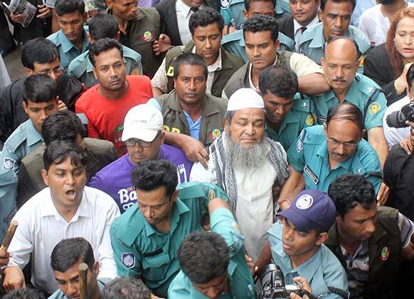 Bangladesh’s hardline Islamic group Hifazat-e-Islam Secretary General Junaid Babu Nagari is surrounded by security personnel as he is brought to court in Dhaka, Bangladesh.