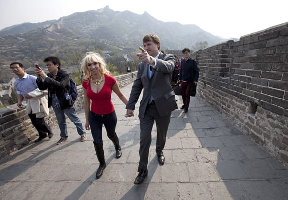 Christopher Cox, grandson of former US President Richard Nixon and his wife Andrea Catsimatidis tour the Great Wall of China at Badaling, north of Beijing. A delegation led by Cox is here to commemorate Nixon`s centennial by retracing his 1972 historical visit to China.