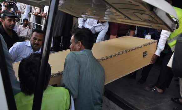 Pakistani cargo staff offload a coffin carrying the body of Sarabjit Singh, on its way to India at Lahore airport in Pakistan.