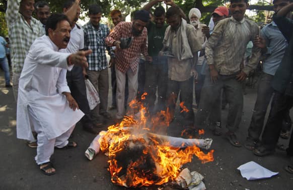 People shout slogans and burn an effigy representing Pakistan after Sarabjit Singh, who was on Pakistan`s death row, died from a head injury after two inmates attacked him with a brick in a Lahore jail, in Jammu.