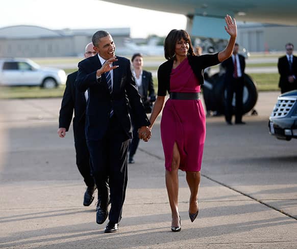 President Barack Obama and first lady Michelle Obama walk from Air Force One at Dallas Love Field, as they arrive to attend the George W. Bush presidential library dedication and the memorial for victims of the fertilizer plant explosion in West, Texas.