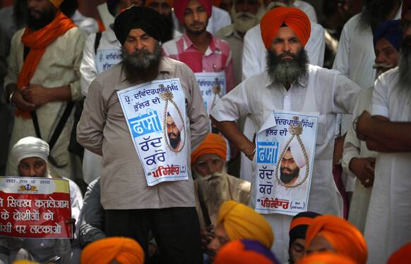 Sikhs protest against a verdict of the Supreme Court last week dismissing the plea for commutation of death sentence to life imprisonment for death row convict Devender Pal Singh Bhullar, in New Delhi.