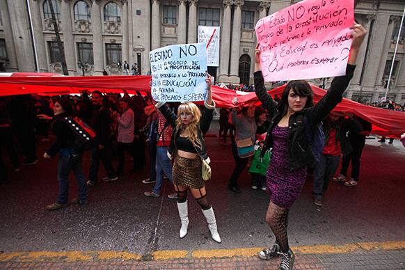 Two students hold up protest signs that read in Spanish;