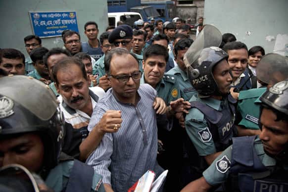 Bangladeshi newspaper editor Mahmudur Rahman is brought to a court following his arrest in Dhaka. Police in Bangladesh arrested the acting editor of the pro-opposition Bengali-language Amar Desh newspaper on various charges.
