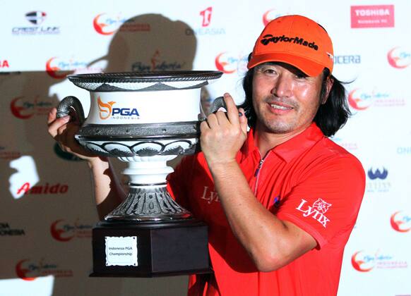 South Korea`s Choi Ho-sung holds up his trophy after winning Indonesia PGA Championship golf tournament at Emeralda Golf Club, Cimanggis, West Java, Indonesia.
