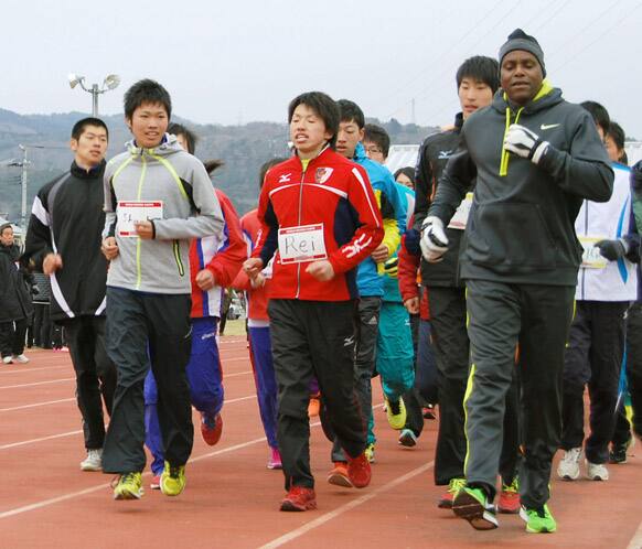 US Olympian Carl Lewis, warms up with Japanese young athletes in Ishinomaki, Miyagi prefecture.