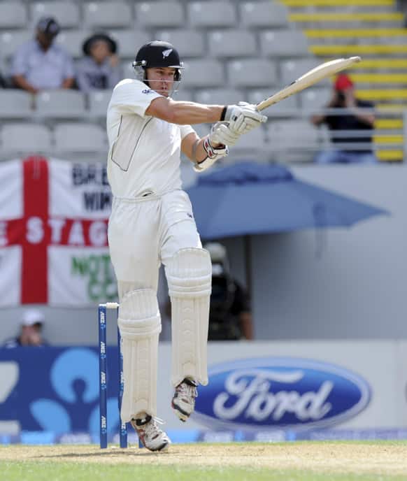 New Zealand`s Peter Fulton hooks against England on the second day of the 3rd international cricket test, Eden Park, Auckland, New Zealand.